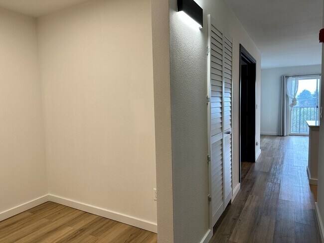 Photo - Updated 1 bedroom + Den! Parking included!... Unidad 408