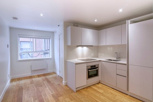 Building Photo - 25 Av des Pins O Unit 327