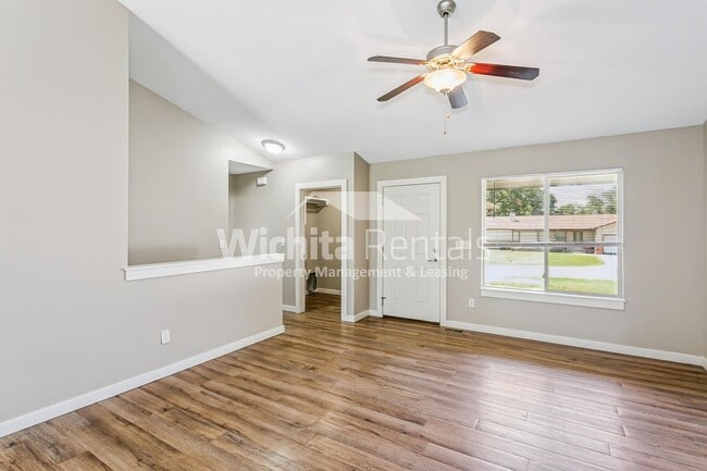 Photo - Large 4 bedroom 3 bathroom duplex