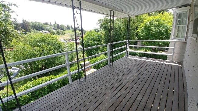 Photo - 460 SW State St