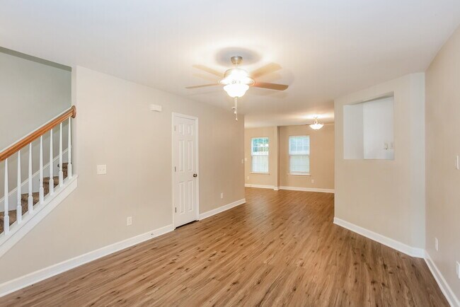 Photo - 995 Ramsgate Dr SW