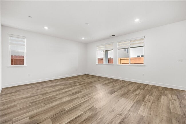 Photo - 7041 Nystrom Wy