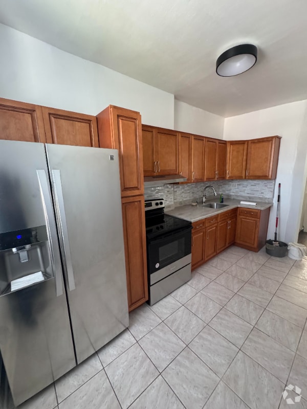 Building Photo - 531 Ashford St Rental
