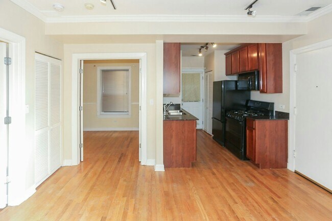 Photo - 628 W Roscoe St Apartment Unit 1N
