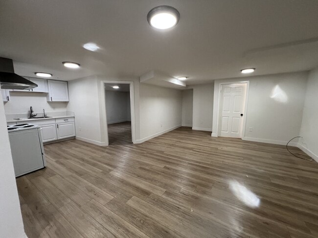 Photo - 7025 Woodman Ave