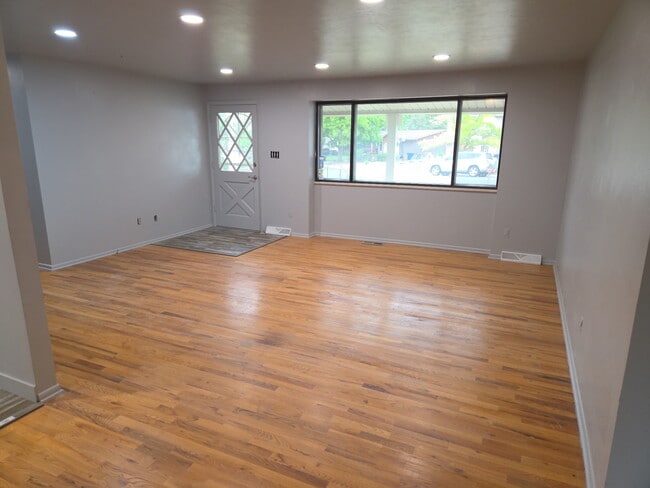 Photo - 437 S Vaughn Way House