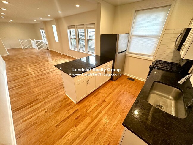 Building Photo - 1750 W North Shore Ave Unit 1