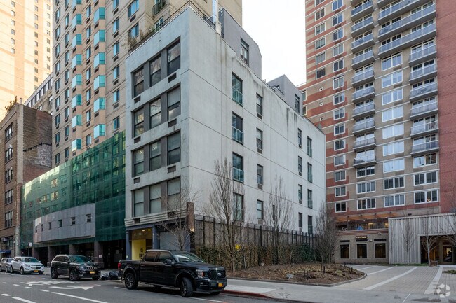 Photo - 552 W 43rd St