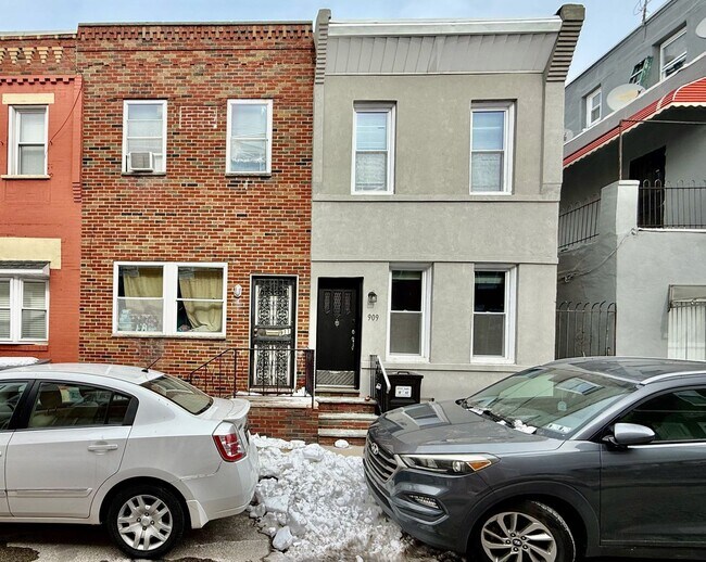 Building Photo - SPACIOUS & MODERN 3 BED/1.5 BA HOUSE w/ Central AC-Bamboo HARDWOOD Flooring-WASHER/DRYER & Rear P...