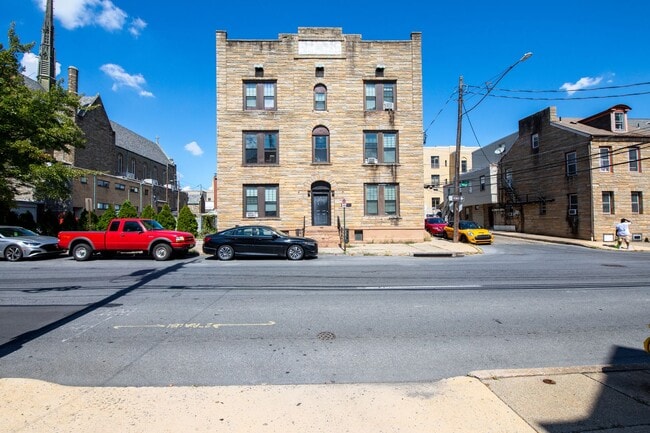 Building Photo - 439 Walnut St Unit 2