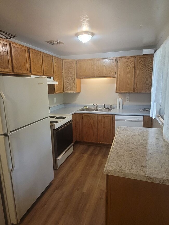 Photo - NE Tacoma "Retro" Rambler home - 3 bedroom plus den with 1 bathroom, 2 car garage, AC units - Ava...