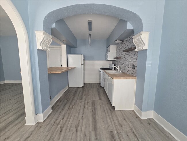 Building Photo - 725 Broadway Avenue J Unit 11