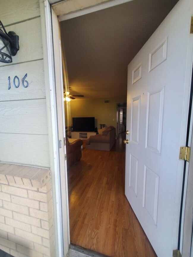 Photo - Very Cute 2 Bedroom 1 Bath Condo in Longmo...