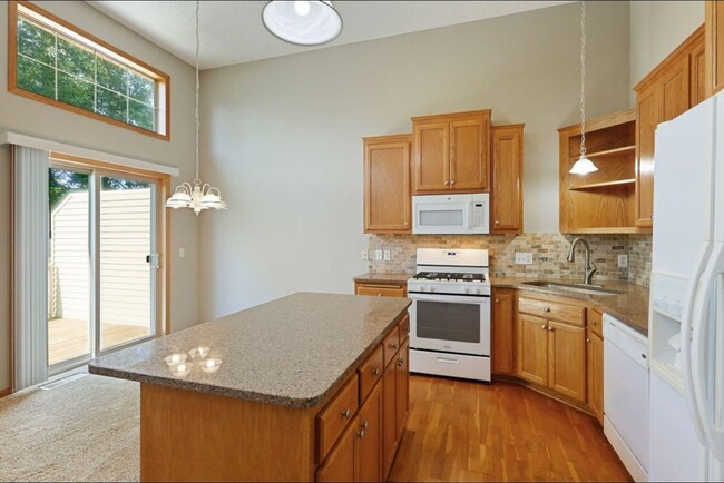 Quartz counter tops - 8437 W 149th St Townhome