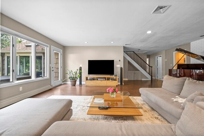 926 Norgate Dr