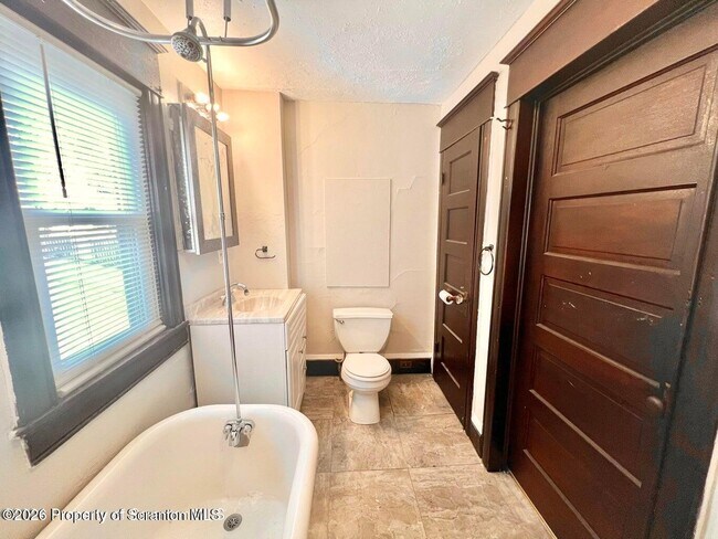 Photo - 637 E Elm St