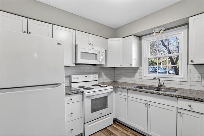 Photo - 80 Montre Square NW