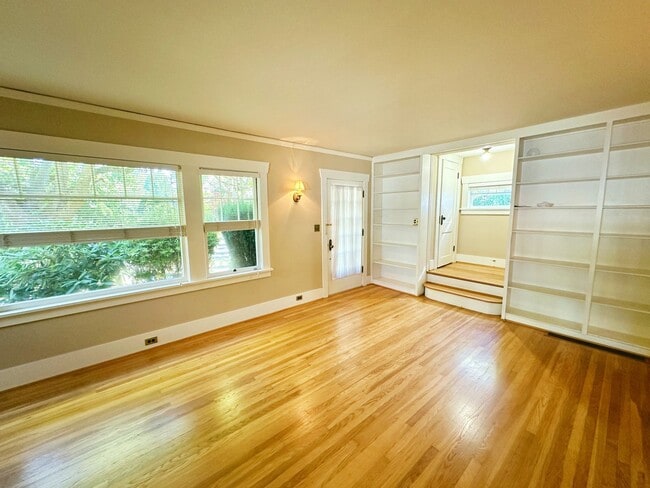 Photo - Stunning 3 Bedroom with Fully Fenced Yard ...