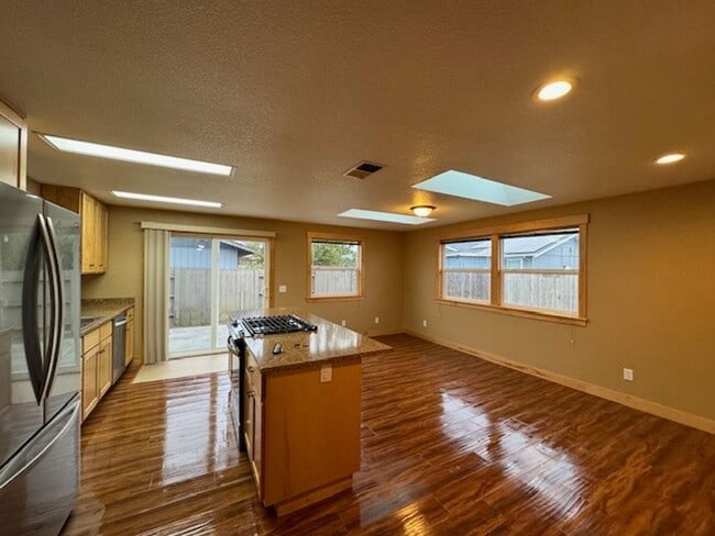 Photo - ZELIA! Arcata 3/2, 2 car garage, south facing patio