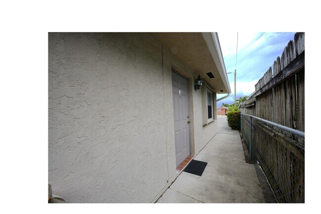 Photo - 625 N M St Unit 1