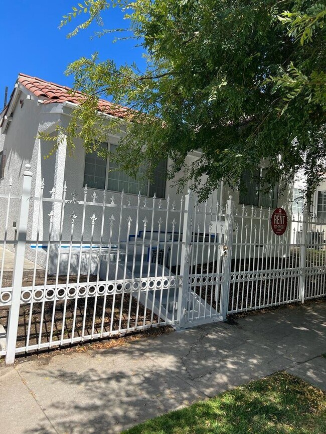 1607 N Wilton Pl