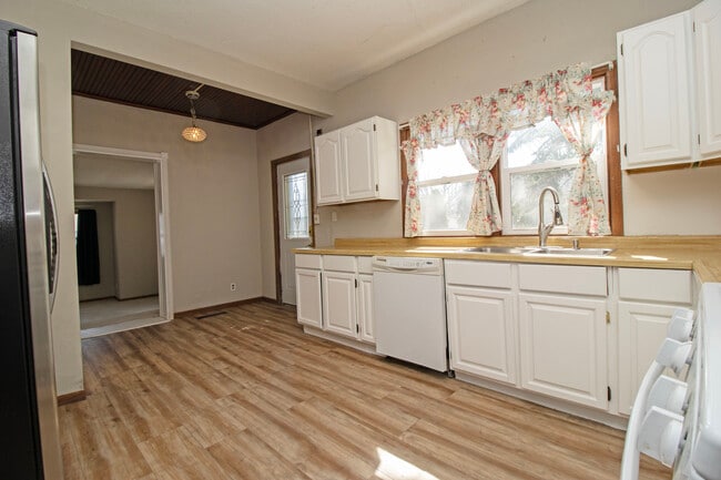 Photo - 818 7th Ave N