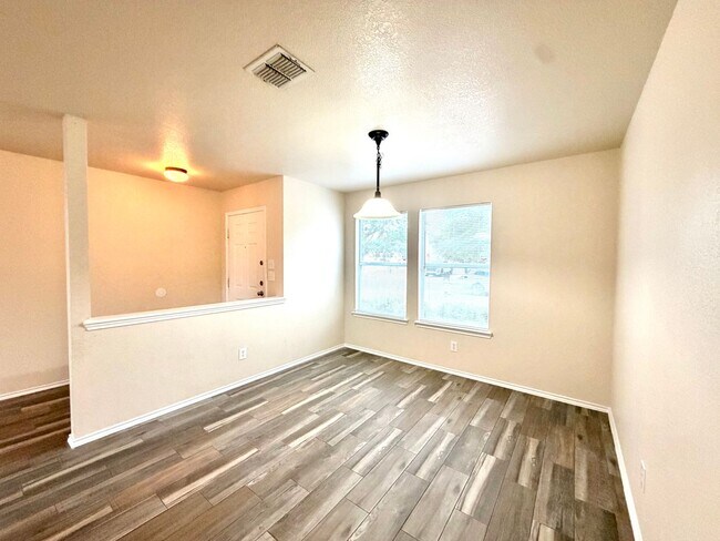 Photo - Lovely 3 Bedroom 2.5 Bath with easy access to shopping, schools, I-1604, I-410, Hwy 151, SeaWorld...