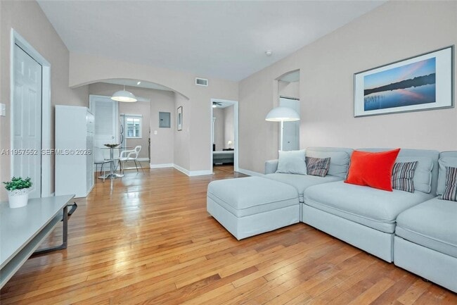 Photo - 1561 Lenox Ave. Unidad 2