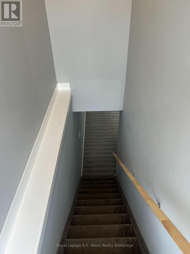 Photo - 335 John St S