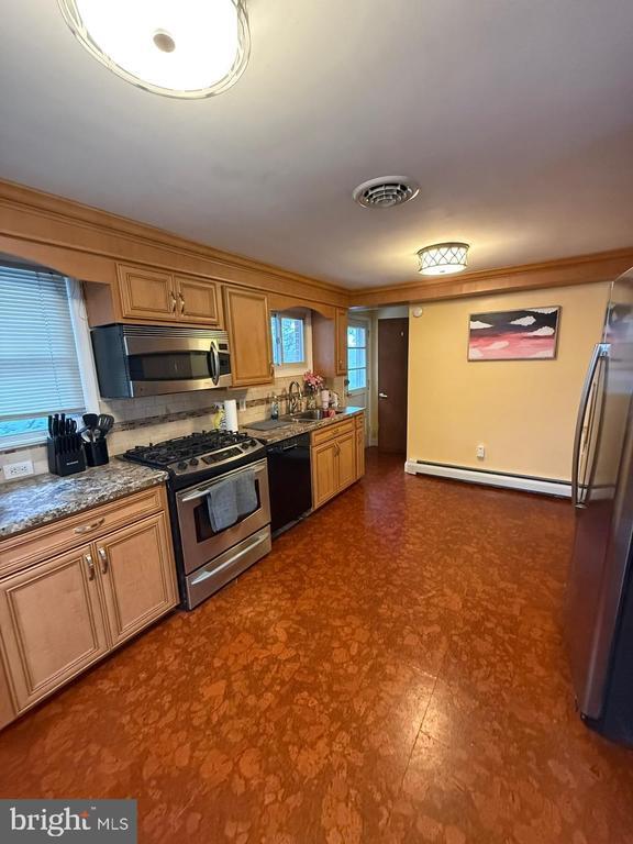 Photo - 346 W King St