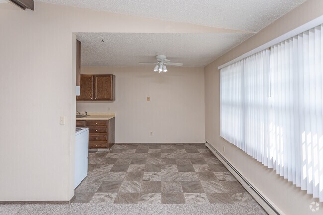 1BR, 1BA - 700SF
