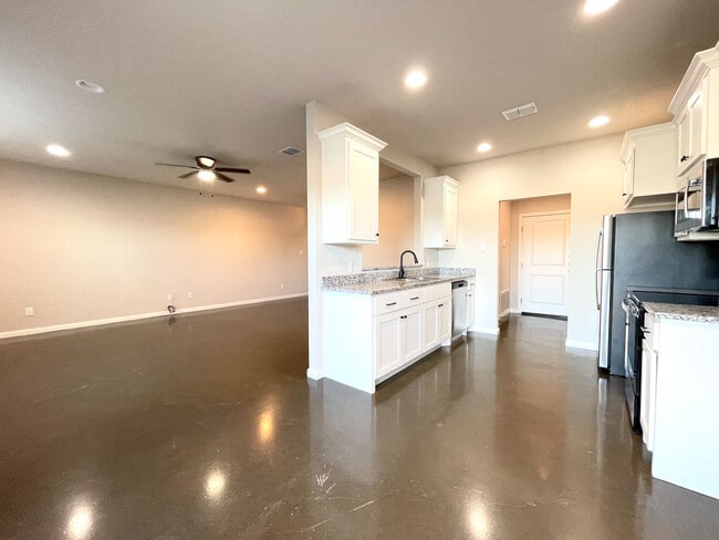 Photo - 100 W Windmill Way