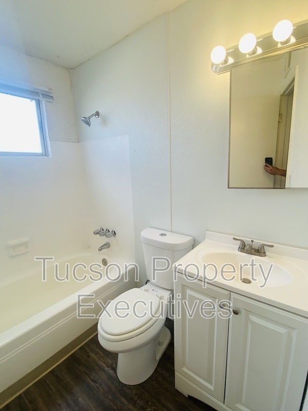 Photo - 5770 E 10th St