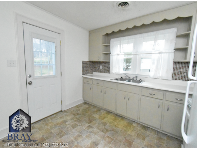 Photo - Centrally located charming cottage!