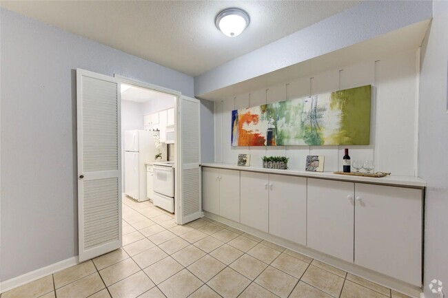 Building Photo - Newly Renovated 1 Bedroom 1 Bathroom  Avai... Unit 528 Rental