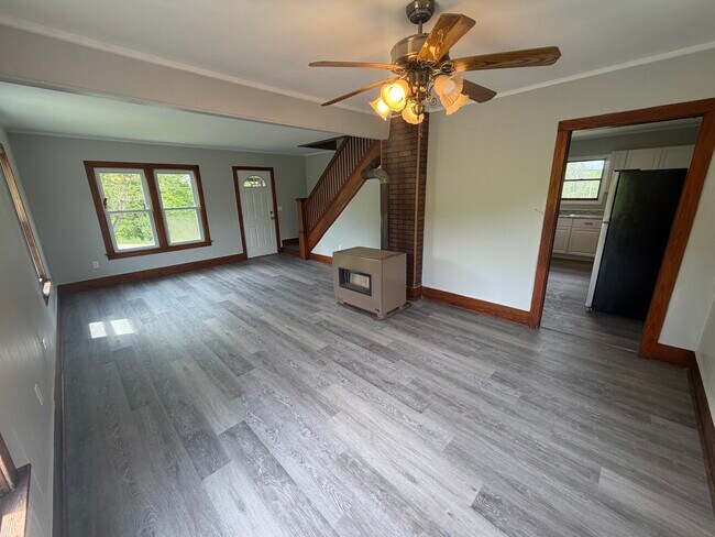 Photo - 944 Broughton Rd
