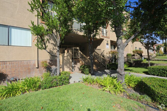 Building - Belmont Apartments