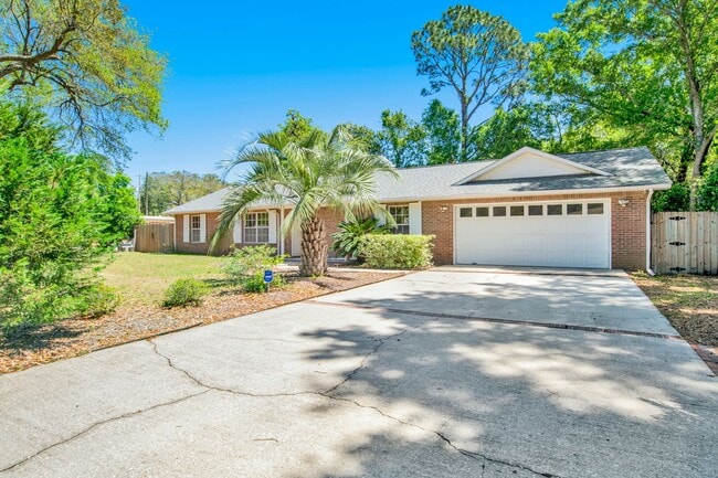 Building Photo - Well-Maintained Home with 2-Car Garage & Screened Back Porch in Central Location