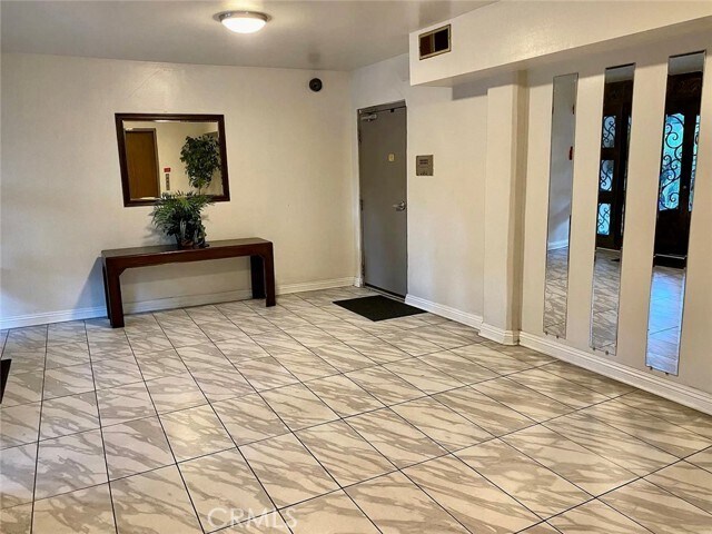3284 Barham Blvd Unidad 304