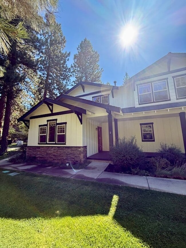 Building Photo - 1399 NW Fort Clatsop St Unit #1 Rental
