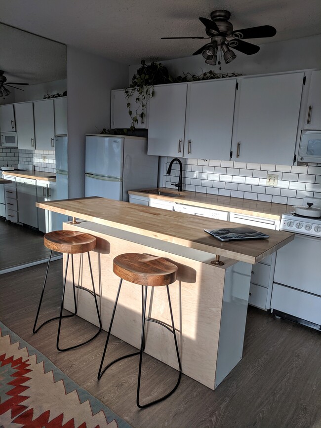 Cozy breakfast bar. - 3701 SW Condor Ave Unit Condor