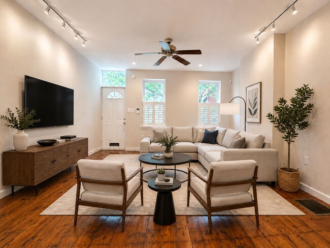 Building Photo - Spacious 2BR Townhome with Private Backyard in Graduate Hospital