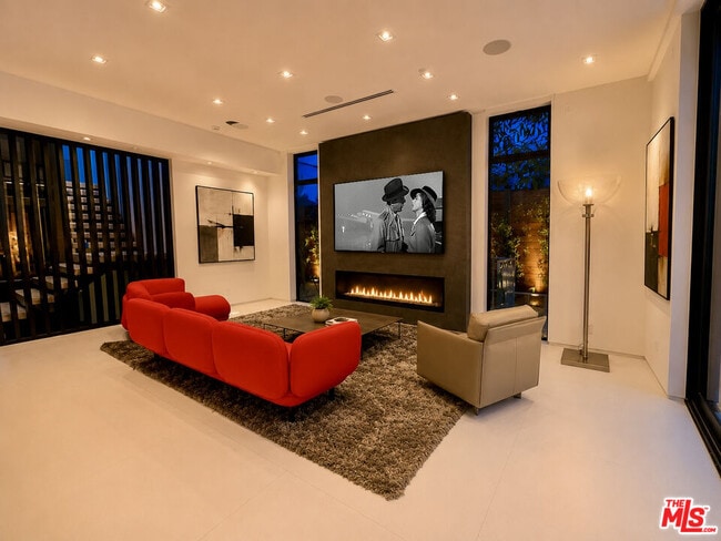 8741 Dorrington Ave
