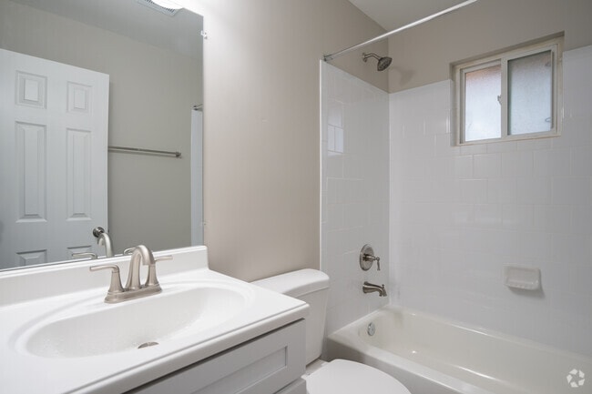 1BR, 1BA - 775SF - Bathroom