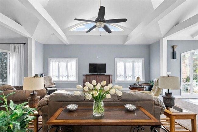 Photo - 632 Village Ln S