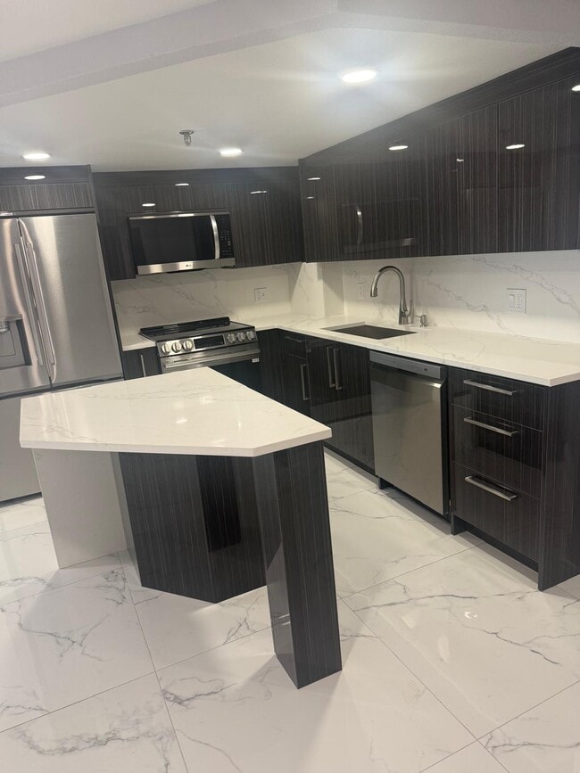 Building Photo - 400 E Colonial Dr Unit 1507
