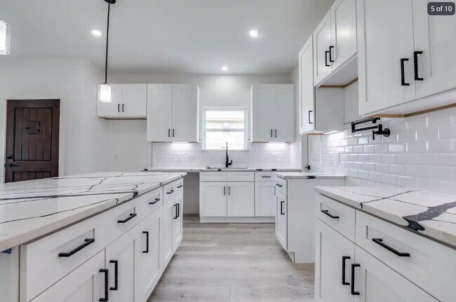 Photo - Room in Duplex on Wendelkin St