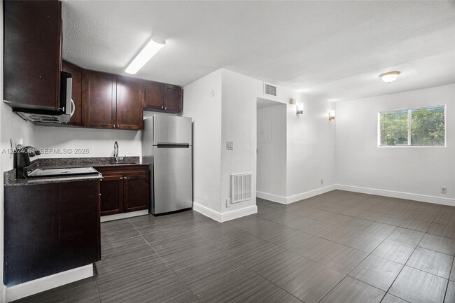 Building Photo - 37 SW 14th St Unit 10
