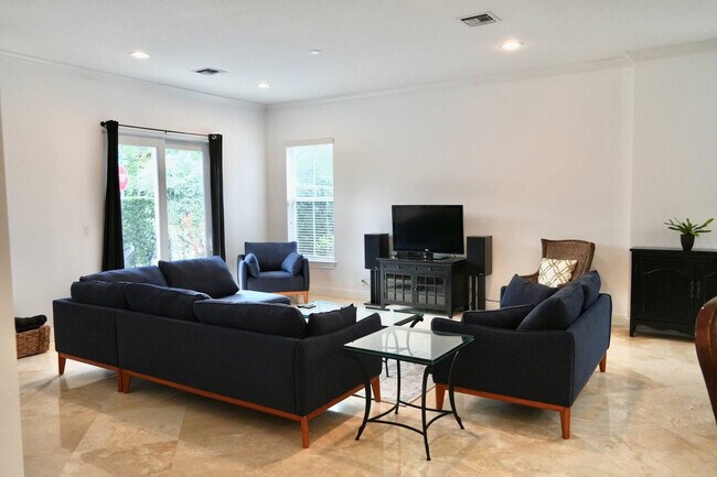 Photo - 700 SW 8th Way