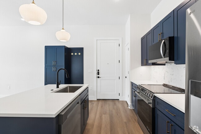 1BR, 1BA - 718SF - Kitchen - View Rail District